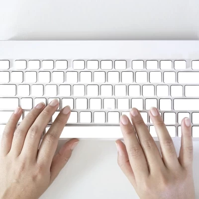 Bílé přelepky na klávesnici bez popisek pro psaní naslepo všemi deseti